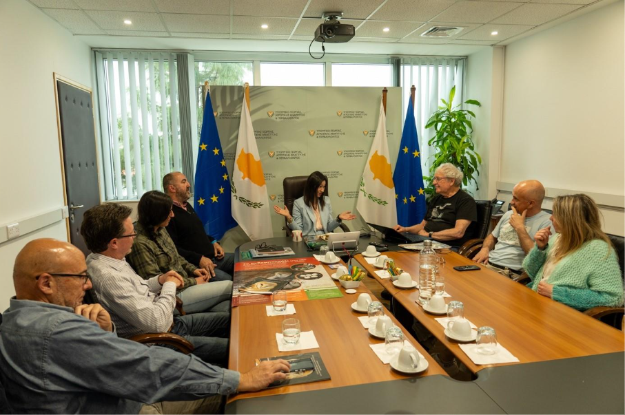 Une image contenant intérieur, habits, mur, personne
Le contenu généré par l’IA peut être incorrect.